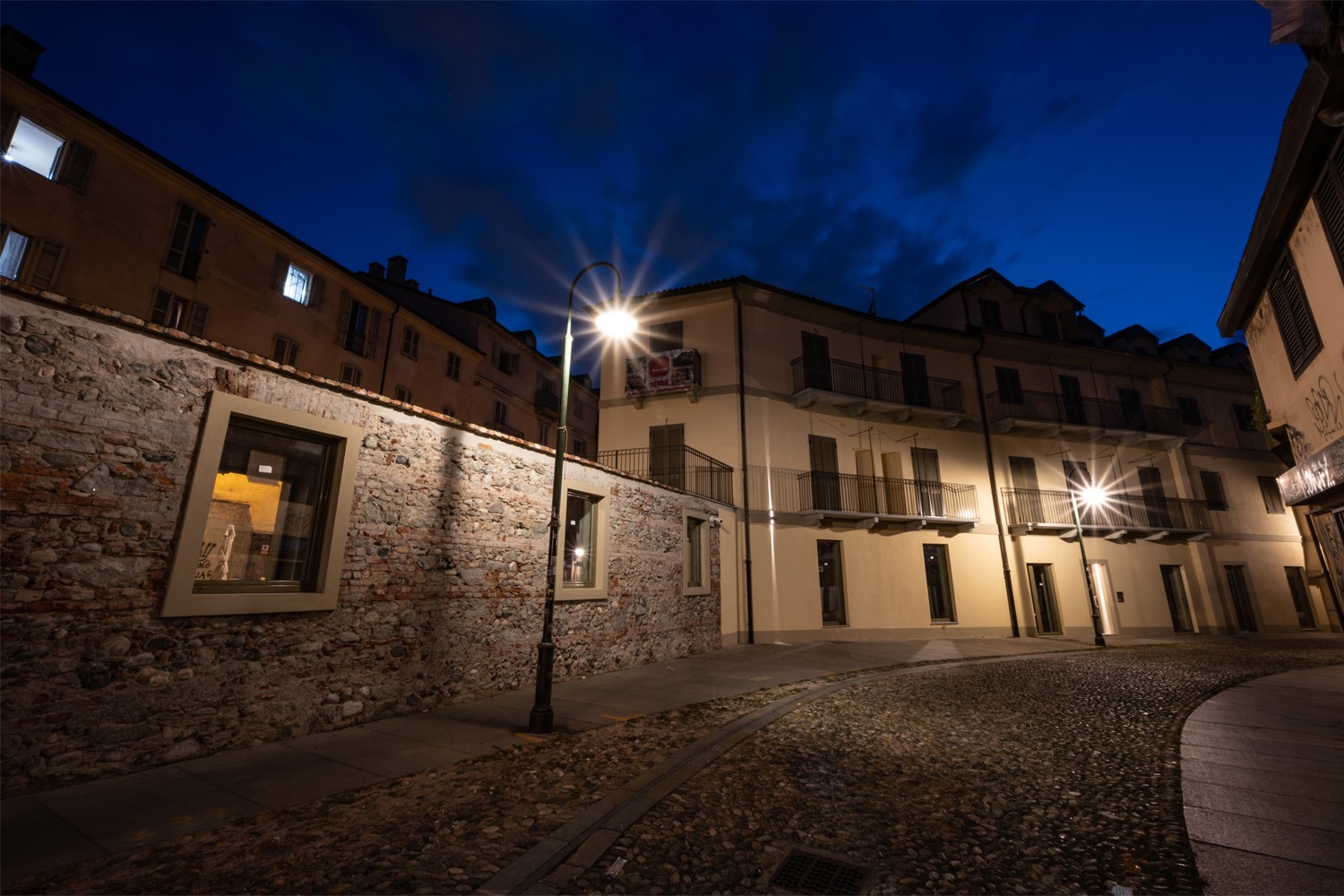 Cort Longa 1609 | Un lavoro di illuminazione di Vegliolux | lampadari, applique e tagli di luce 11