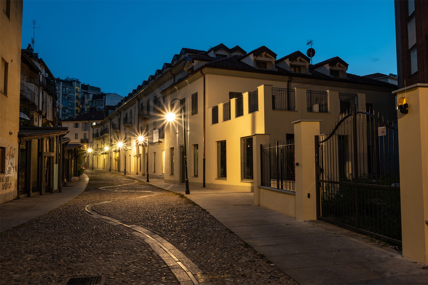 Cort Longa 1609 | Un lavoro di illuminazione di Vegliolux | lampadari, applique e tagli di luce 7