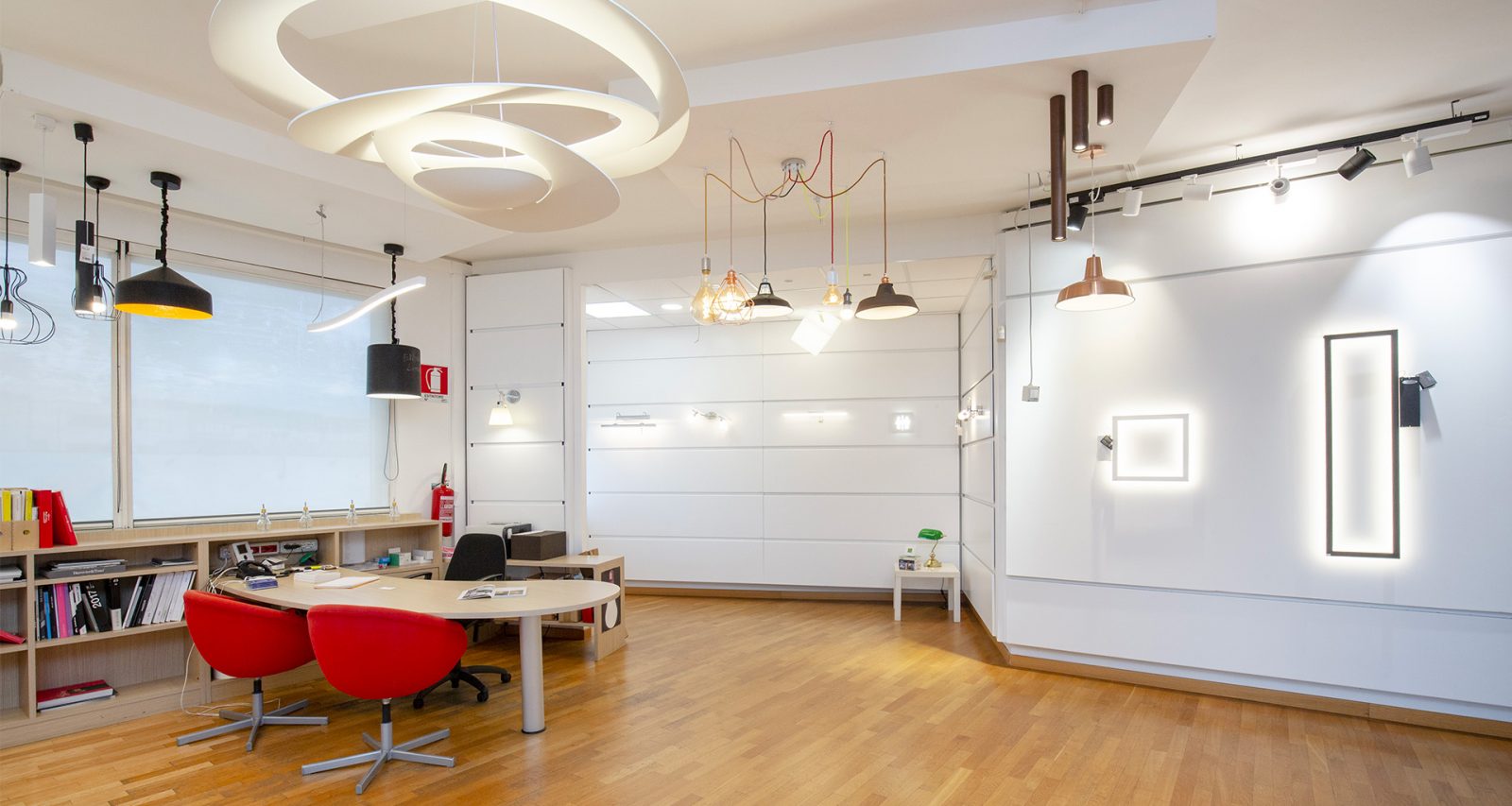 Uno showroom dedicato al meglio dell'illuminazione in tutte le sue forme: lampadari, plafoniere, tagli di luce a Torino in Corso Orbassano 2