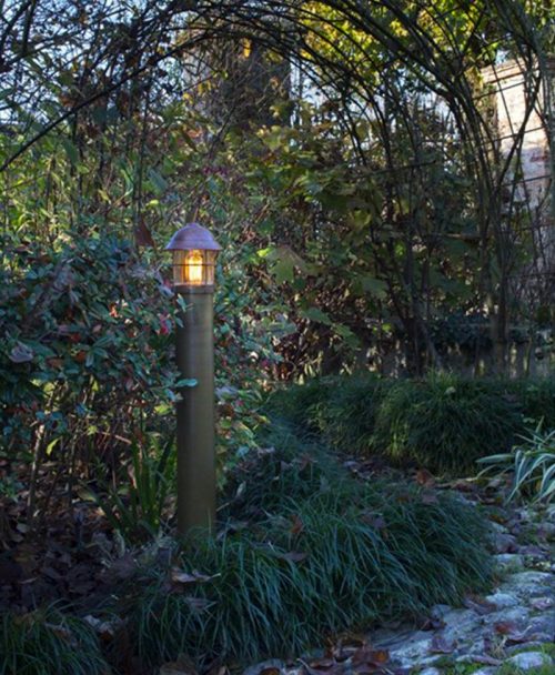 Il Fanale Garden: luce da esterno da Vegliolux, un marchio del gruppo Idrocentro, gli specialisti di illuminazione e elettroforniture. Acquista nei nostri punti vendita di Piemonte, Liguria, Lombardia e Valle d'Aosta