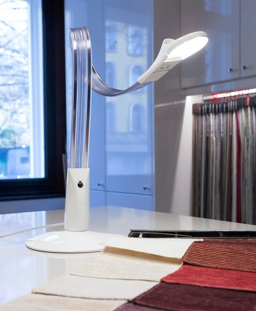 Lumen Center Italia Ribbonled: lampada da tavolo e da ufficio da Vegliolux, un marchio del gruppo Idrocentro, gli specialisti di illuminazione e elettroforniture. Acquista nei nostri punti vendita di Piemonte, Liguria, Lombardia e Valle d'Aosta