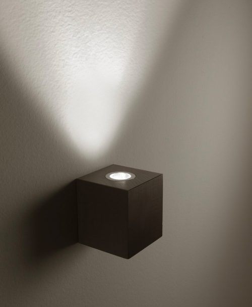 Vesoi Cubo: faretto da scoprire da Vegliolux, un marchio del gruppo Idrocentro, gli specialisti di illuminazione e elettroforniture