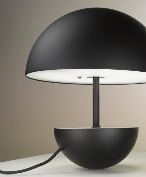 Vesoi Dondolo: la lampada da tavolo ordinabile da Vegliolux by Idrocentro. Scoprila nei nostri punti vendita in Piemonte, Liguria, Lombardia e Valle d'Aosta