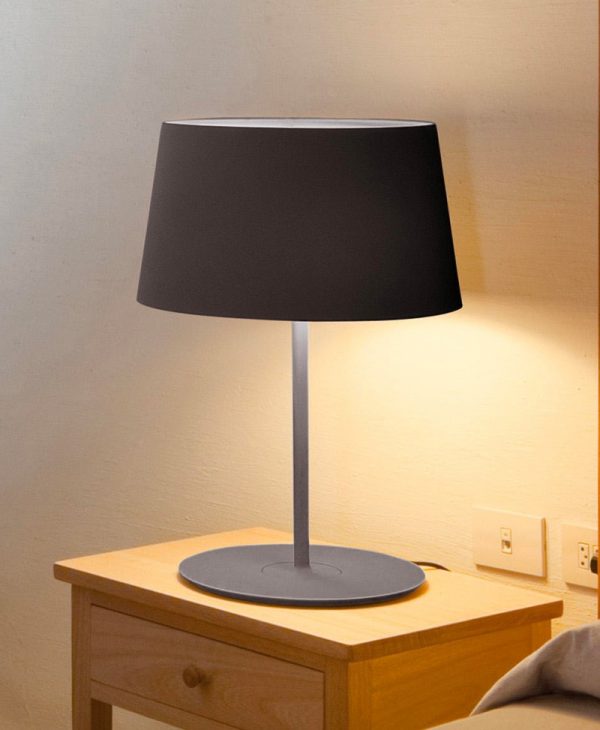 Vibia Warm tavolo: la lampada da tavolino è acquistabile da Vegliolux, un marchio del gruppo Idrocentro, specialisti dell'illuminazione e delle elettroforniture